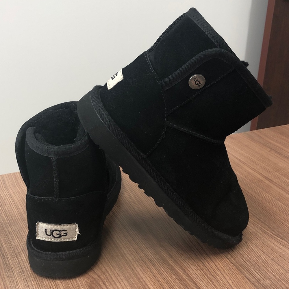 UGG Girls Size 2 (little girls) Classic Black Boots